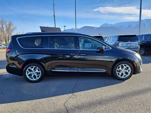 Used 2018 Chrysler Pacifica Touring-L Plus w/ Tire & Wheel Group image 2