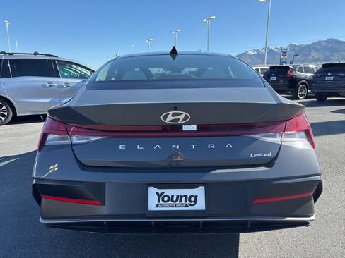 Used 2025 Hyundai Elantra Limited FWD image 4