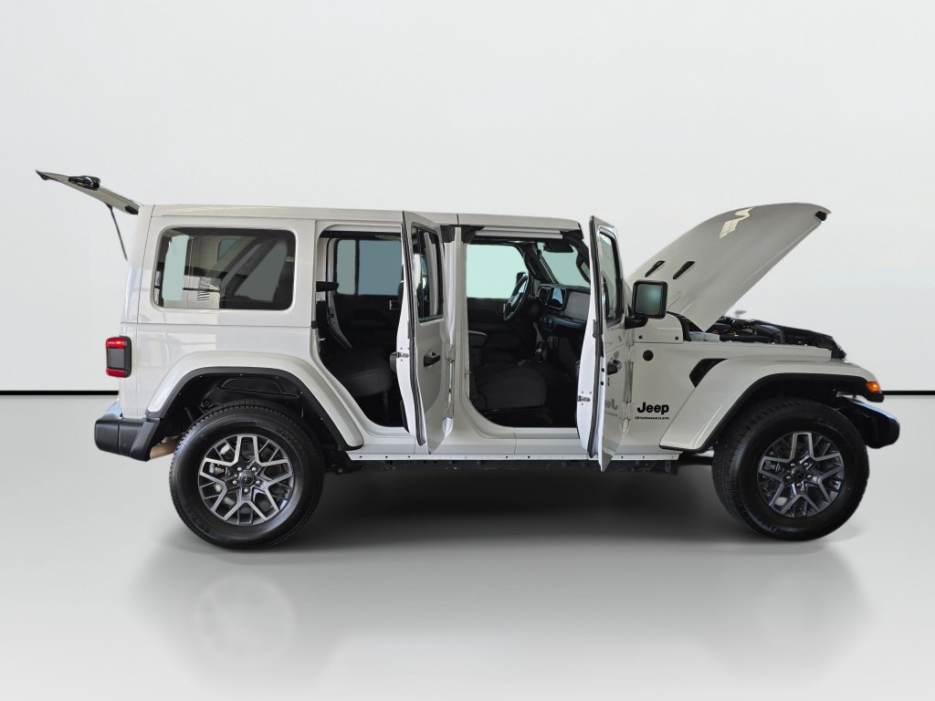 Used 2025 Jeep Wrangler Unlimited Sahara AWD/4WD image 9