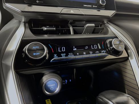 Certified 2022 Toyota Venza XLE AWD/4WD image 16