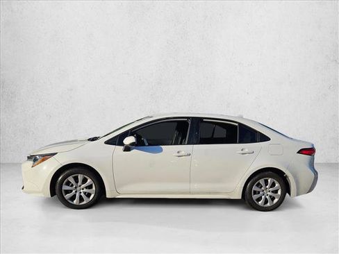 Used 2021 Toyota Corolla LE image 3