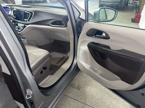 Used 2017 Chrysler Pacifica Touring-L Plus w/ Advanced Safetytec Group image 14