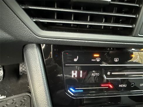 Certified 2025 Volkswagen Jetta SE w/ Sunroof Package image 19