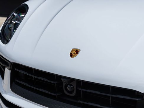 Certified 2025 Porsche Macan AWD/4WD image 19