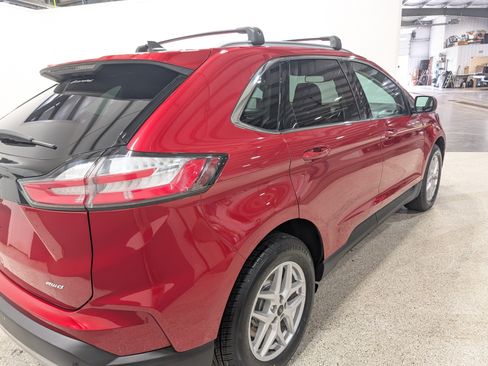 Used 2023 Ford Edge SEL w/ Convenience Package AWD/4WD image 3