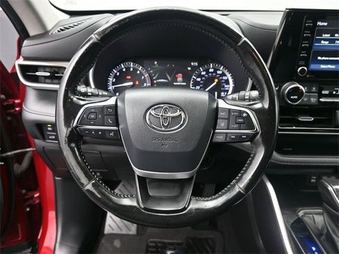 Used 2022 Toyota Highlander XLE image 28
