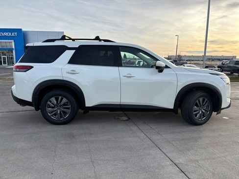 Used 2024 Nissan Pathfinder SV w/ SV Premium Package image 2