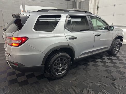 Used 2025 Honda Pilot TrailSport image 11