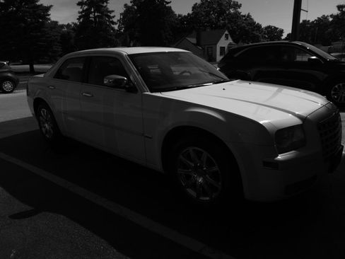Used 2010 Chrysler 300 Touring RWD image 4