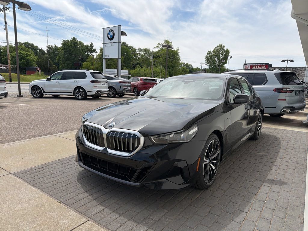 New 2027 BMW 550e xDrive AWD/4WD image 3