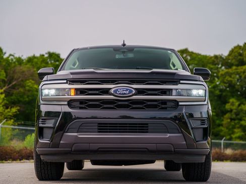 Used 2024 Ford Expedition XLT AWD/4WD image 2