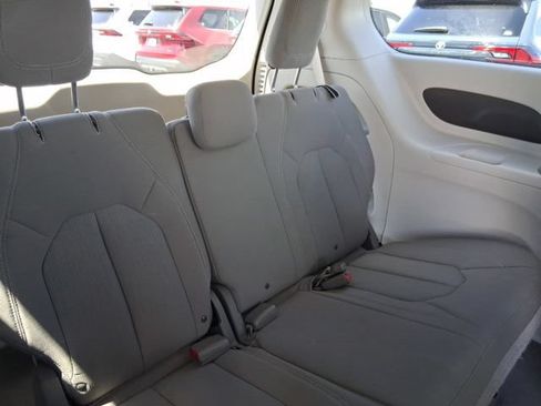 Used 2017 Chrysler Pacifica Touring FWD image 9
