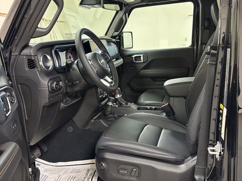 New 2025 Jeep Wrangler Unlimited Sahara AWD/4WD image 9