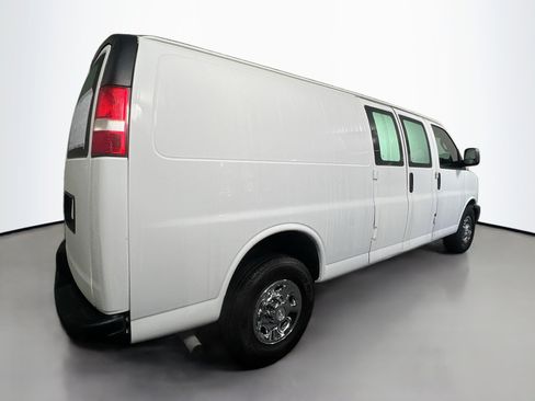 Used 2017 Chevrolet Express 3500 Extended image 4