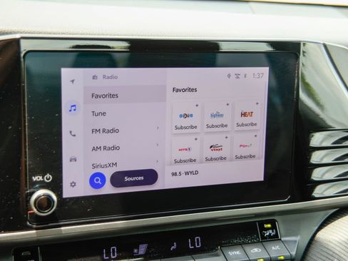 Used 2025 Toyota Camry SE FWD image 5