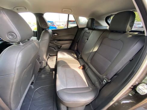 Used 2025 Chevrolet Trax LT FWD image 32