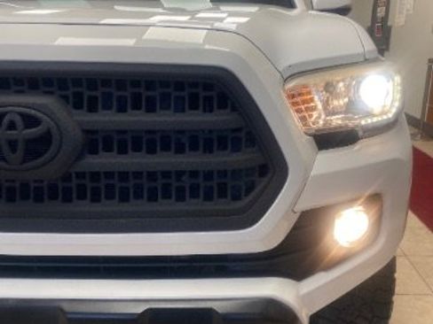 Used 2016 Toyota Tacoma TRD Off-Road w/ Towing Package image 11