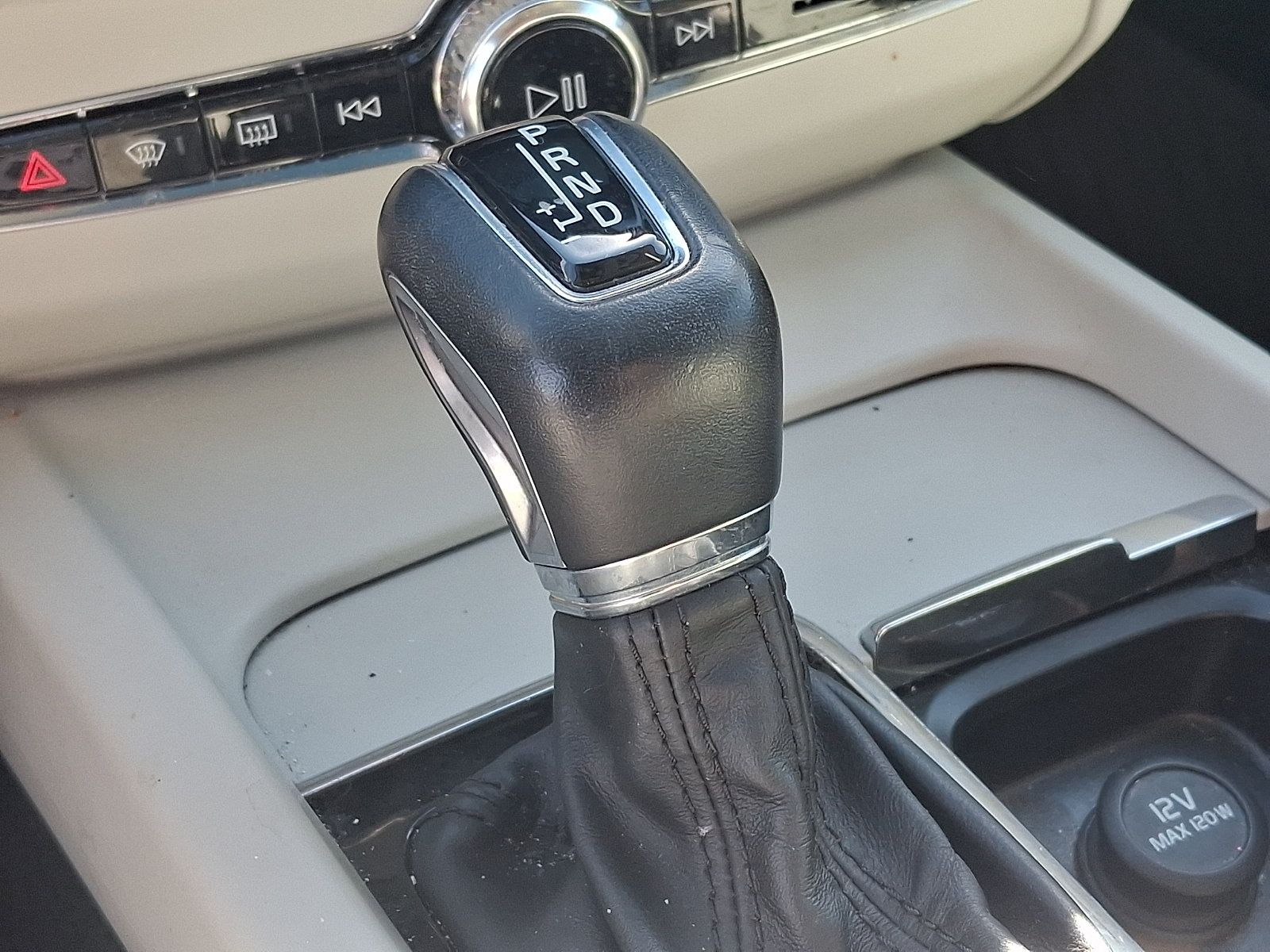 Used 2019 Volvo XC60 T5 Momentum w/ Premium Package AWD/4WD image 14