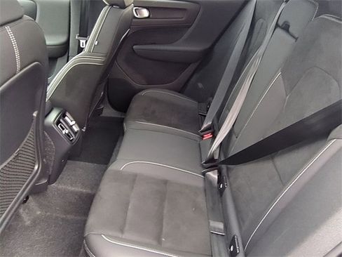 Used 2025 Volvo XC40 B5 Plus image 17