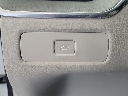 Used 2023 Volvo XC60 B5 Plus image 32