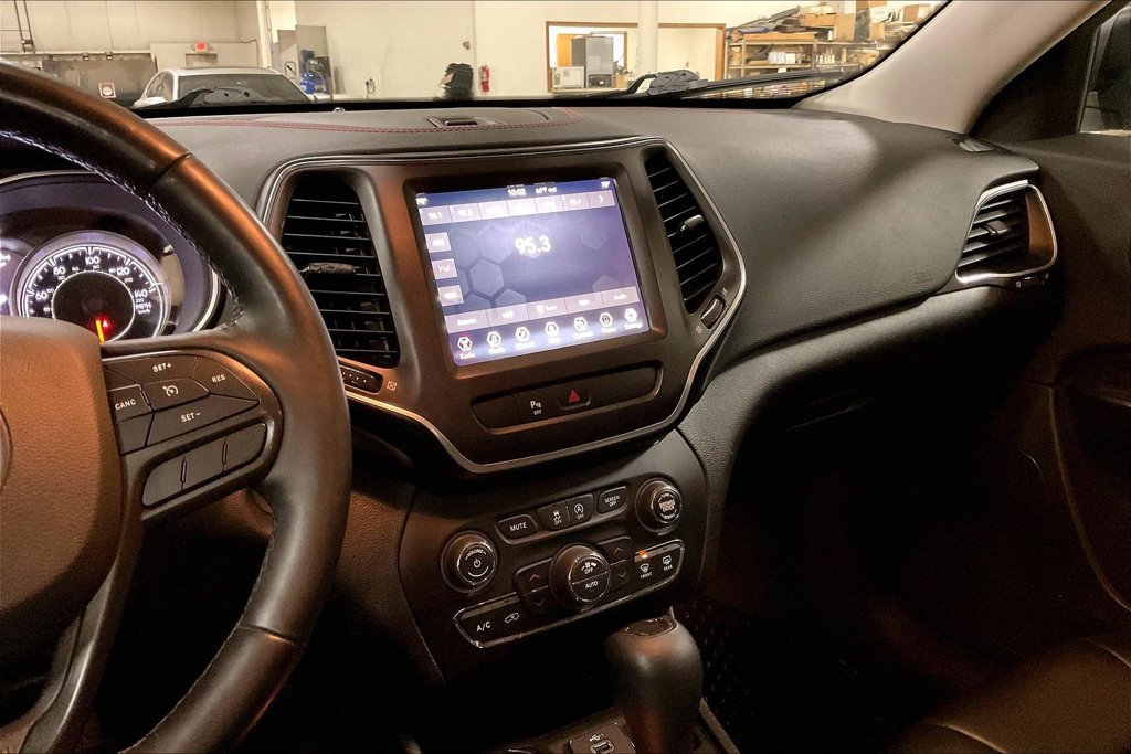 Used 2019 Jeep Cherokee Trailhawk w/ Cold Weather Group AWD/4WD image 6