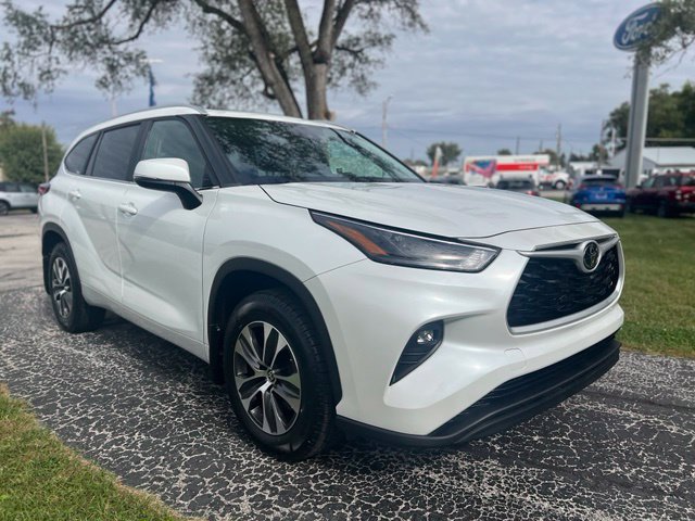 Used 2023 Toyota Highlander XLE FWD image 2