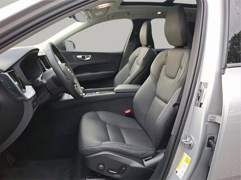Certified 2025 Volvo XC60 B5 Plus image 9