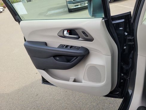 Used 2023 Chrysler Pacifica Touring-L image 16