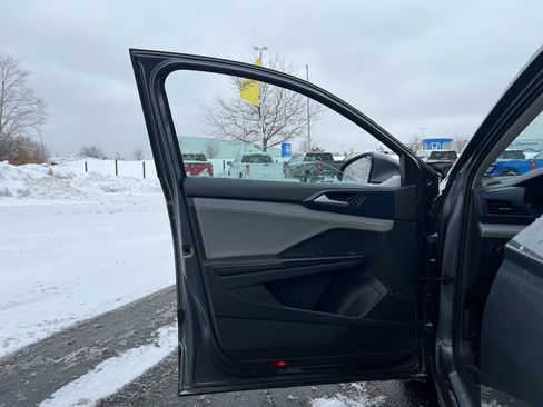 Used 2024 Volkswagen Taos SE image 8