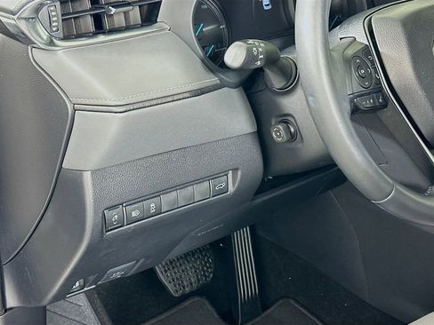 Used 2023 Toyota Venza LE image 10