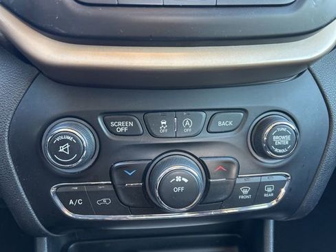 Used 2017 Jeep Cherokee Latitude w/ Safety/Convenience Group image 14