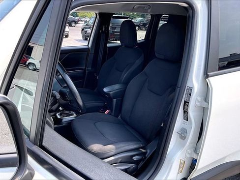 Used 2020 Jeep Renegade Altitude w/ UConnect 8.4 Nav Group FWD image 10