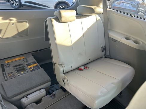 Used 2013 Toyota Sienna XLE image 23