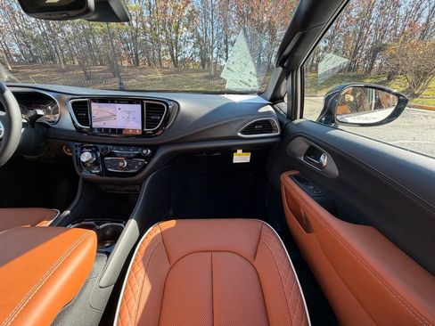 New 2026 Chrysler Pacifica Pinnacle image 15