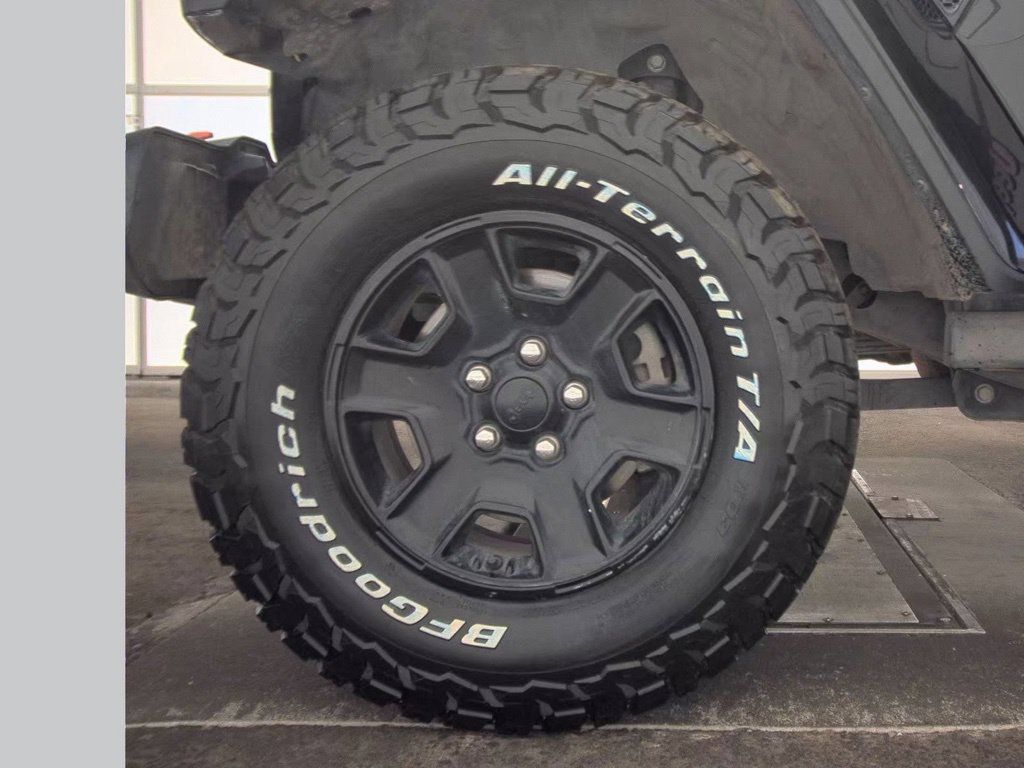 Used 2023 Jeep Gladiator Mojave AWD/4WD image 2