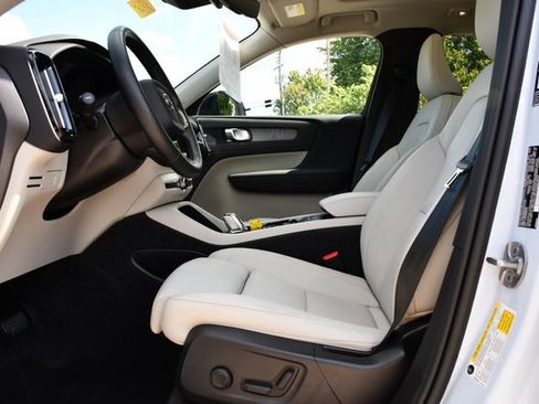 Used 2026 Volvo XC40 B5 Plus AWD/4WD image 13