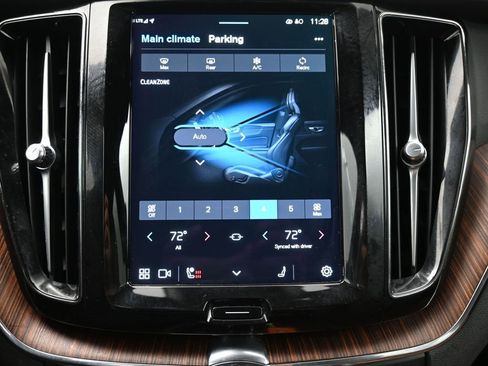 Used 2024 Volvo XC60 B5 Plus image 29