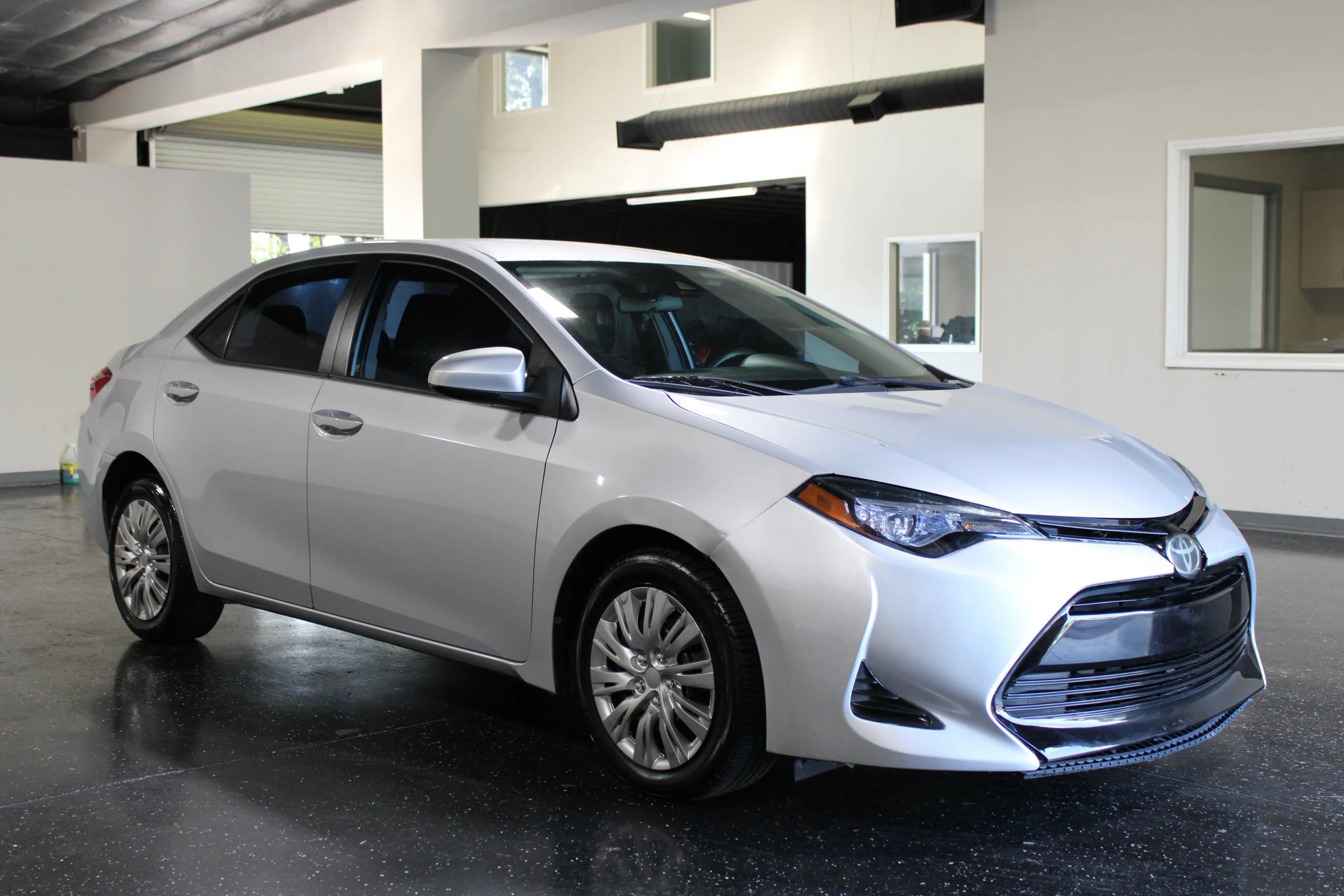 Used 2018 Toyota Corolla LE FWD image 1