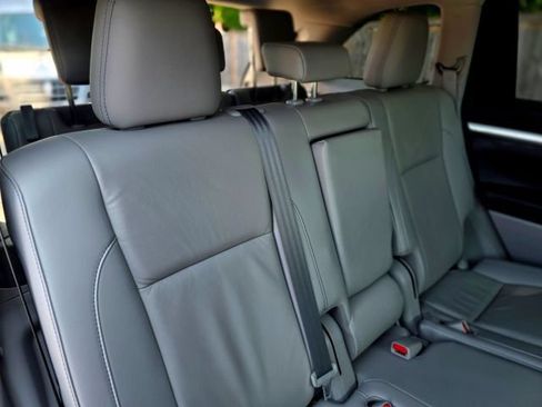 Used 2019 Toyota Highlander XLE AWD/4WD image 48