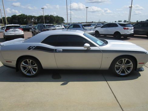 Used 2022 Dodge Challenger R/T RWD image 7