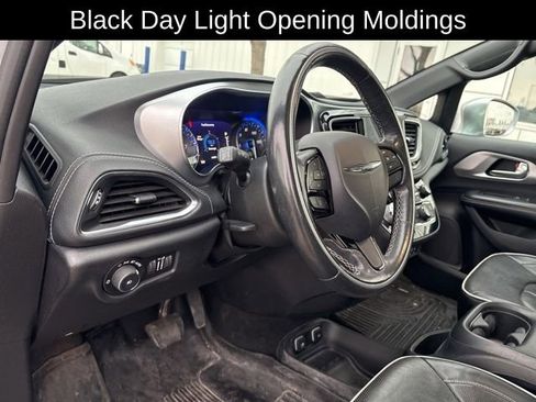 Used 2019 Chrysler Pacifica Limited w/ S Appearance Package image 9