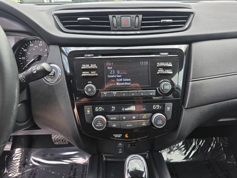 Used 2017 Nissan Rogue SV AWD/4WD image 29