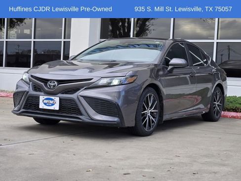 Used 2021 Toyota Camry SE image 3