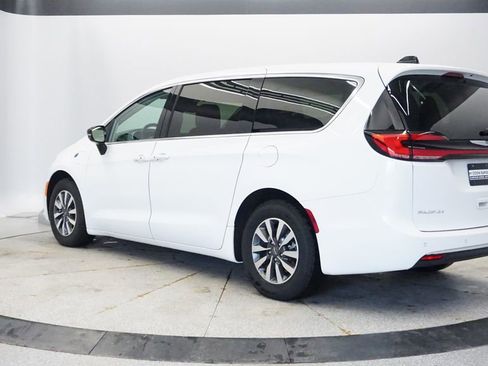 Used 2024 Chrysler Pacifica Limited FWD image 3