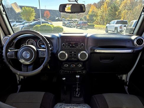 Used 2018 Jeep Wrangler Unlimited Sahara image 10