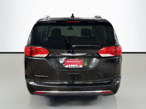 Used 2018 Chrysler Pacifica Touring-L w/ Tire & Wheel Group FWD image 7