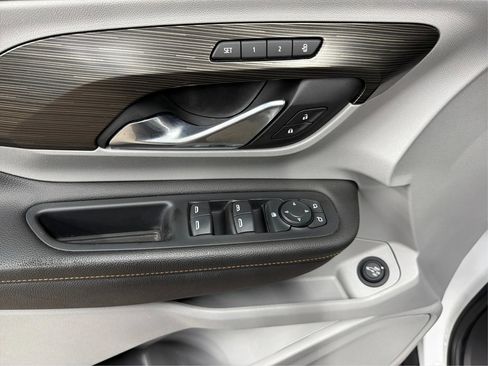 Used 2021 GMC Terrain SLT image 28