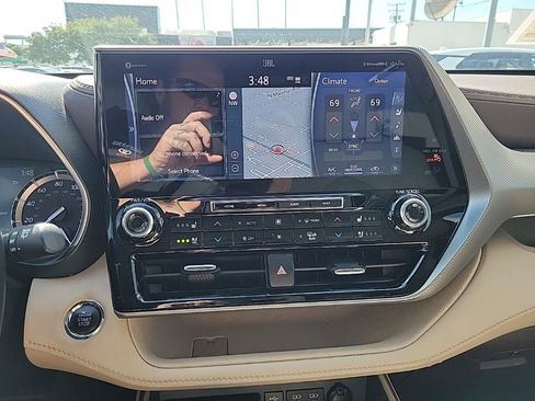 Used 2022 Toyota Highlander Platinum image 18
