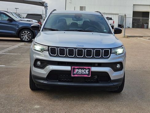 Used 2024 Jeep Compass Latitude AWD/4WD image 2