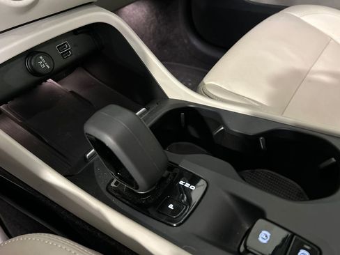 Used 2022 Volvo XC40 T5 Momentum AWD/4WD image 19